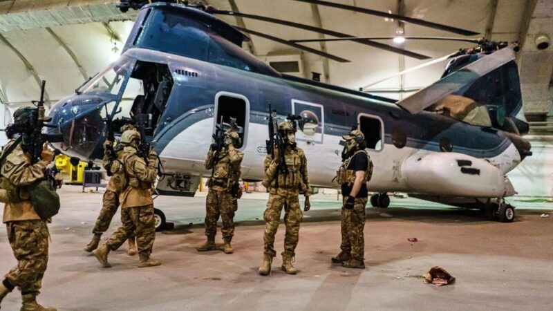 Посмотрите, как боевики Талибана выставляют напоказ форму США, празднуя вывод войск в аэропорту Кабула