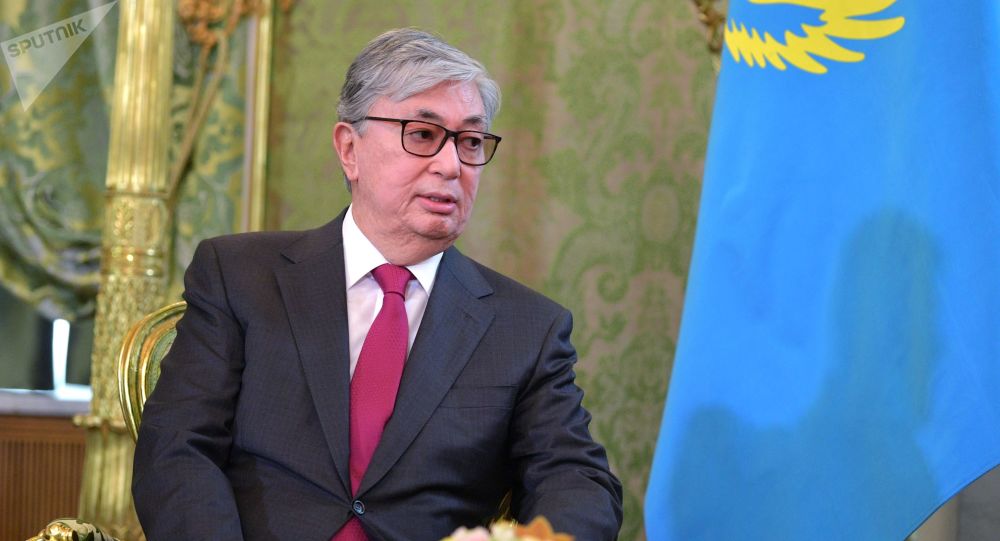 Президент Казахстана вручил посмертные награды солдатам и пожарным, погибшим в результате взрыва на складе боеприпасов