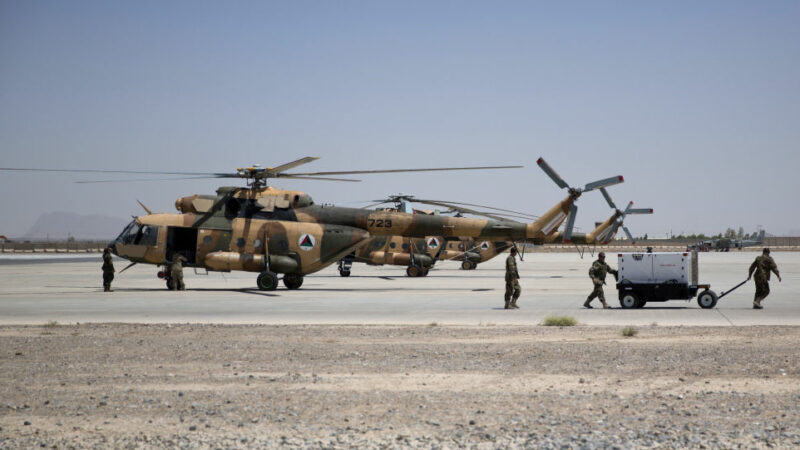 Талибан хвастается захватом вертолетов Black Hawk и американских самолетов после захвата аэропорта Кандагар — Видео