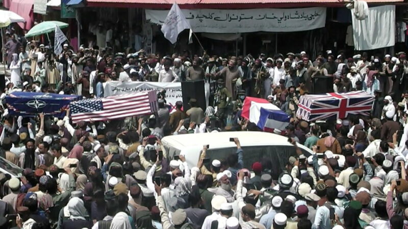 Талибан празднует выход НАТО парадом гробов с флагами США и Великобритании в основных городах США