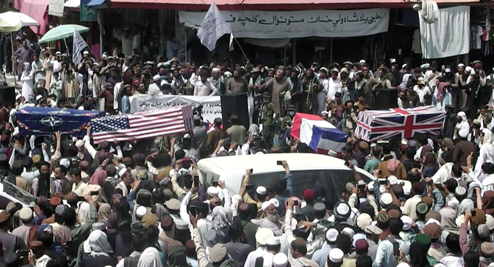 Талибан празднует выход НАТО парадом гробов с флагами США и Великобритании в основных городах США