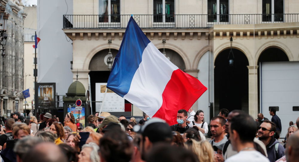 В Париже прошли массовые акции протеста против карантина и пропуска коронавируса