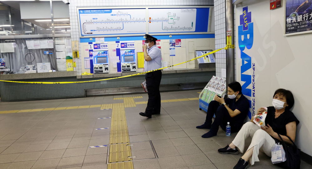 В результате удара ножом в японском поезде пострадали 10 человек
