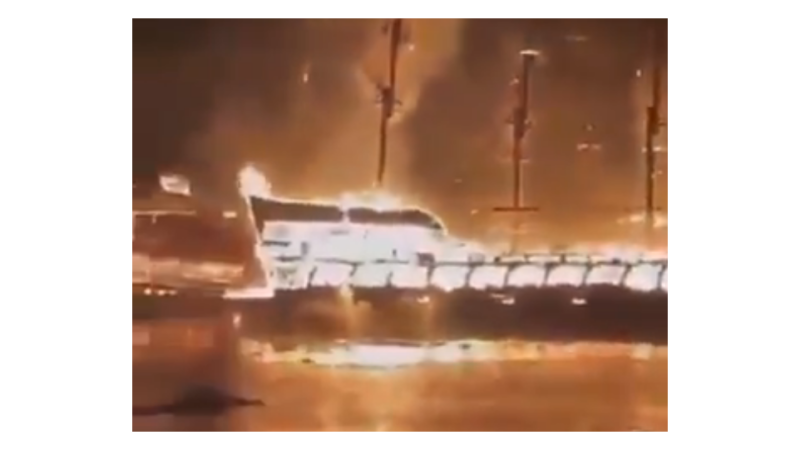 Видео: четыре туристических корабля загорелись в турецкой курортной зоне