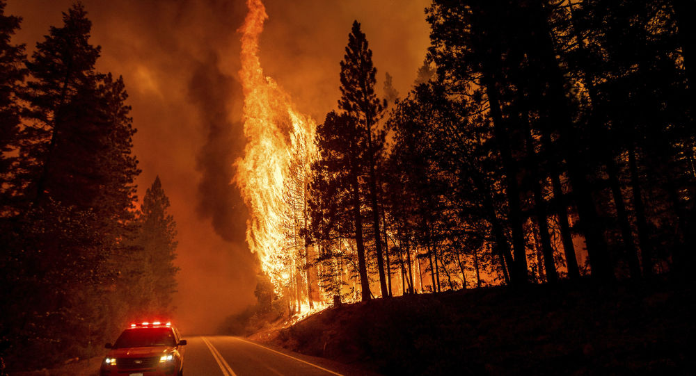 Чудовищная Дикси Пламя опустошает Калифорнию, пока Пламя не сдерживается в нескольких неделях