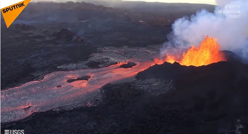 Вулкан Килауэа на Гавайях проявляет активность с более чем сотней небольших землетрясений
