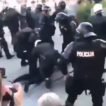 20 человек арестованы во время акции протеста против изоляции и «пропаганды ЛГБТК +» в Литве (ВИДЕО) - RT World News