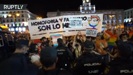 Активисты ЛГБТК протестуют против гомофобного насилия в Мадриде, несмотря на то, что жертва предполагаемого нападения отказывается от своих показаний