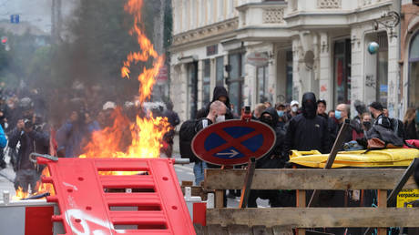 Антифа сжигает баррикады и столкновение с полицией на митинге против суда над левым активистом в Германии