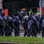 Австралийская полиция пытается помешать репортерам освещать акции протеста против COVID-19, но отступает после того, как новость угрожает судебным разбирательством - RT World News