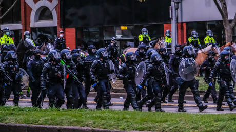 Австралийская полиция пытается помешать репортерам освещать акции протеста против COVID-19, но отступает после того, как новость угрожает судебным разбирательством
