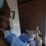 Богатые государства должны прекратить копить вакцины против Covid для бустеров, еще не подтвержденных наукой, перенаправить уколы в Африку - Африканский союз - RT World News
