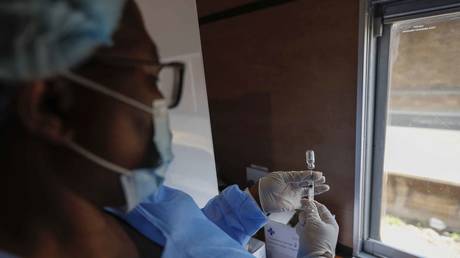 Богатые государства должны прекратить копить вакцины против Covid для бустеров, еще не подтвержденных наукой, перенаправить уколы в Африку