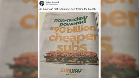 Бутерброды в метро высмеивают разногласия между Францией и AUKUS в отношении подводных лодок, рекламируя «подлодки дешевле на 90 миллиардов долларов»