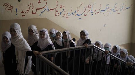 Девочки вернутся в средние школы в Афганистане, но только после того, как будут созданы «безопасные условия», сообщили СМИ «Талибан»