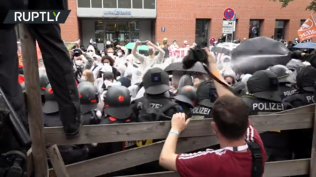 Драки в Мюнхене из-за того, что полиция применяет дубинки и перцовый баллончик против эко-протестующих, пикетирующих крупнейшее автомобильное шоу Германии