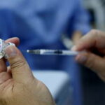 ЕС заявляет, что люди с вакциной AstraZeneca должны иметь возможность путешествовать в США, несмотря на отсутствие одобрения FDA для инъекции - RT World News