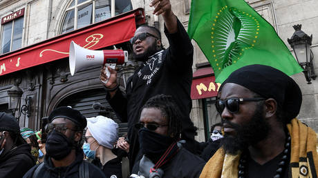 Франция собирается распустить « расистскую » Лигу защиты чернокожих африканцев после беспорядков в выходные