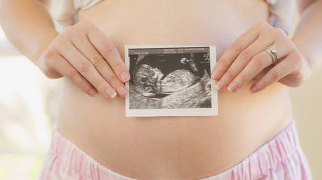Германия рекомендует прививки от Covid беременным и кормящим матерям