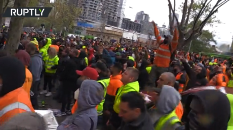 ХАОС в Австралии: строители яростно протестуют против введения вакцины перед штаб-квартирой профсоюза
