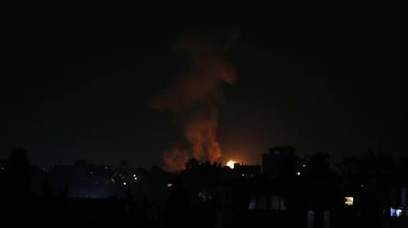 Израильские военные самолеты бомбят южную часть Газы во время ночных авиаударов