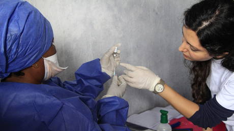 Эбола «побеждена» после 40 лет борьбы с «ужасающей и смертельной болезнью», — заявляет обнаруживший вирус профессор