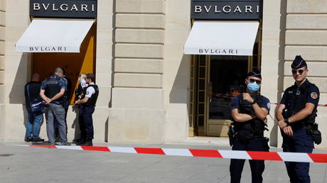 Ювелирный магазин в Париже подвергся нападению вооруженных налетчиков, в ходе наглого ограбления при дневном свете украдено награбленное на 10 миллионов евро — сми — RT World News
