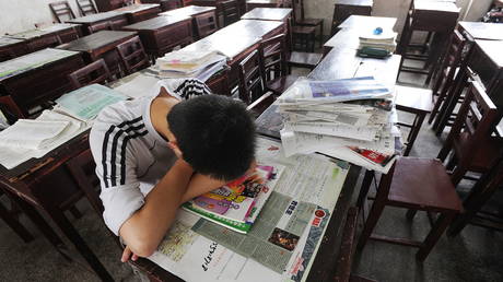 Китай вводит жесткие меры против частного обучения, запрещая онлайн-обучение и занятия в определенных местах