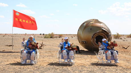 Китайские строители космической станции благополучно вернулись на Землю после того, как побили национальный рекорд на орбите