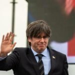 Лидер независимости Каталонии Пучдемон освобожден итальянской полицией, но должен остаться на Сардинии на субботние слушания - RT World News