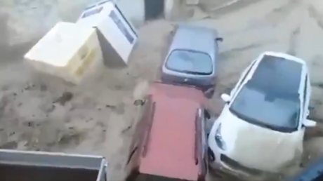 Машины тащили по улицам Испании после того, как проливной дождь вызвал внезапные наводнения