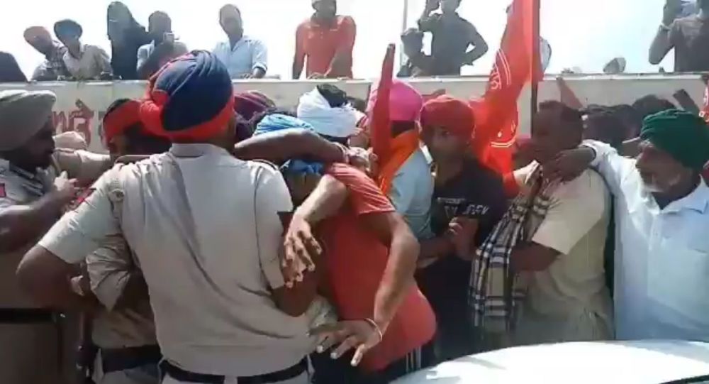 Массовое столкновение вспыхивает в индийском Пенджабе, когда фермеры останавливают митинг политика Сухбира Бадала