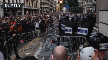 «Мы хотим независимости сейчас!»  Столкновение активистов с полицией в День Каталонии в Барселоне
