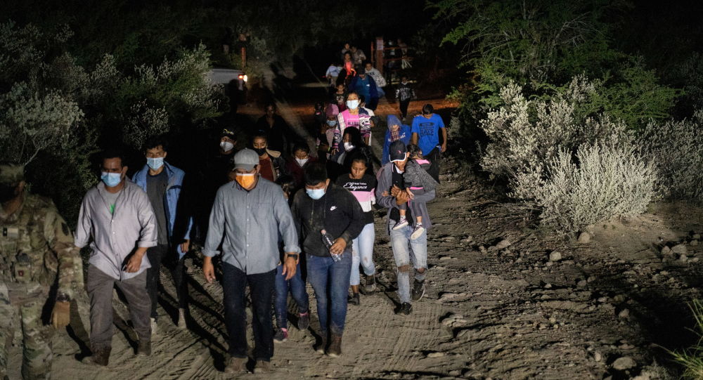 Некоторые официальные лица Байдена, как сообщается, почувствовали облегчение после восстановления миграционной политики Трампа «оставаться в Мексике»