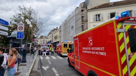 Несколько человек пострадали из-за того, что машины врезались в террасу ресторана во французском Фонтенбло
