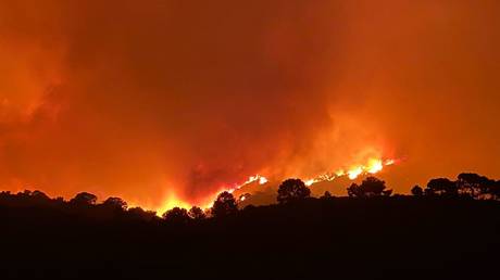 Около 800 человек вынуждены эвакуироваться из-за масштабного лесного пожара вокруг испанского курортного города
