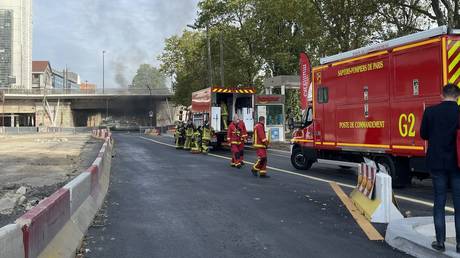 Под парижским мостом вспыхнул пожар, территория оцеплена из-за операций службы экстренной помощи