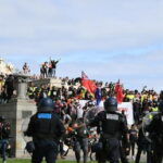 Полиция стреляет резиновыми пулями в демонстрантов в Мельбурне, когда демонстранты штурмуют военный мемориал (ВИДЕО) - RT World News