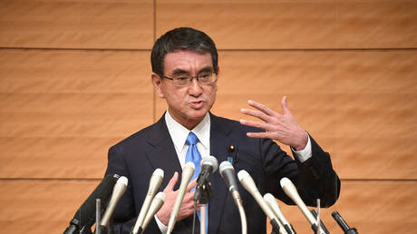 Популярный министр по вакцинам Японии Коно участвует в гонке за лидером правящей партии и может стать следующим премьер-министром