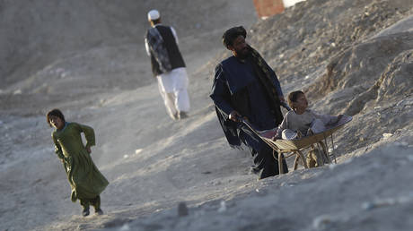 Посланник ООН предупреждает, что замораживание активов Афганистана и фонды помощи могут «ввергнуть миллионы в нищету» и спровоцировать «массовый» кризис с беженцами