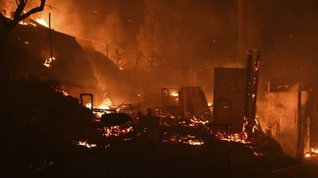 Пожар разрушил лагерь греческих мигрантов и вызвал эвакуацию накануне переезда в новый объект закрытого типа