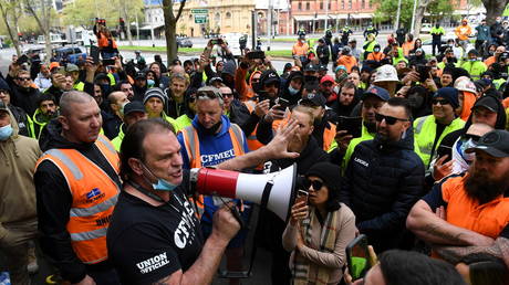 Премьер-министр австралийской Виктории осуждает демонстрантов в Мельбурне, которые «притворяются », «к черту укол»