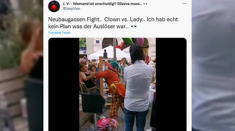 Причудливая драка между женщиной и клоуном в центре Вены озадачивает австрийцев