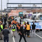 Протестующие перекрыли шоссе Вест-Гейт в Мельбурне, столкнулись с ОМОНом (ВИДЕО) - RT World News