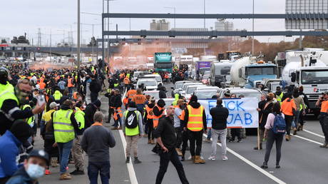 Протестующие перекрыли шоссе Вест-Гейт в Мельбурне