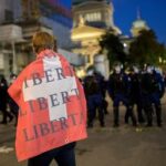 Швейцарская полиция использует резиновые пули, слезоточивый газ и водометы для разгона протеста Берна против паспортов Covid - RT World News