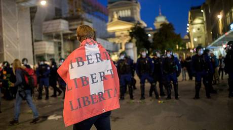 Швейцарская полиция использует резиновые пули, слезоточивый газ и водометы для разгона протеста Берна против паспортов Covid