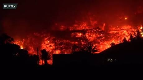 Лава уничтожает все, что встречается на Канарских островах в условиях продолжающегося извержения вулкана