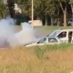 СМОТРИТЕ, как люди в масках нападают на полицейский фургон с камнями и молотовыми в пригороде Парижа - RT World News