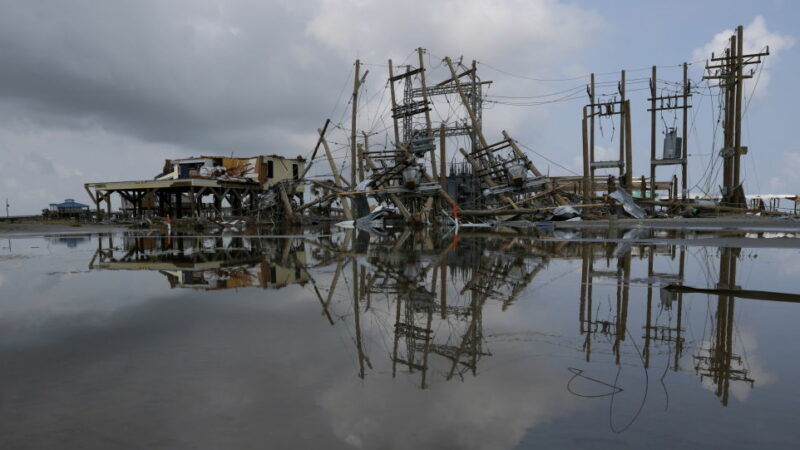 Сотни тысяч людей остались без электричества на неделе в Луизиане после разрушительного урагана Ида